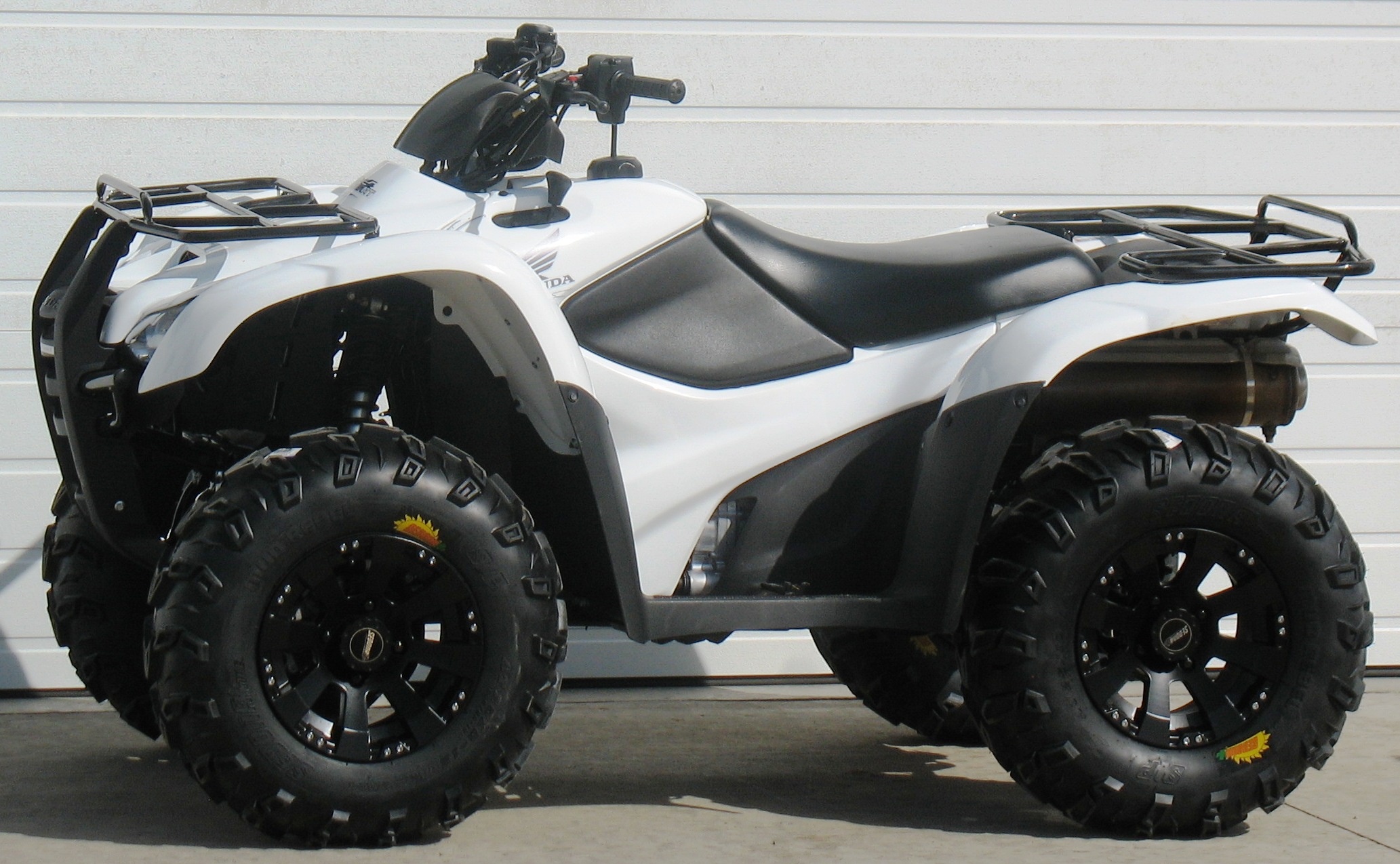 2009 Honda rancher at white